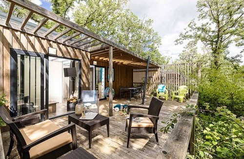 Loupiac Ski Chalet | ZEcamping 4 étoiles espace aquatique club enfant chalet TV BBQ clim 35m2