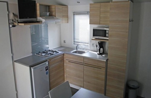 Secondigny House | ZEcamping 4 étoiles animé piscine chauffée mobil-home TV BBQ 29m2