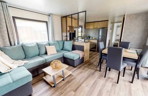 Gastes House | ZEcamping 4 étoiles piscine couverte locatif TV LV clim 36m2