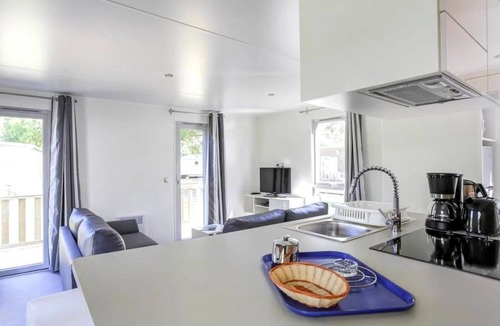 Saumur House | ZEcamping 4 étoiles piscine couverte mobil-home TV LV BBQ 40m2