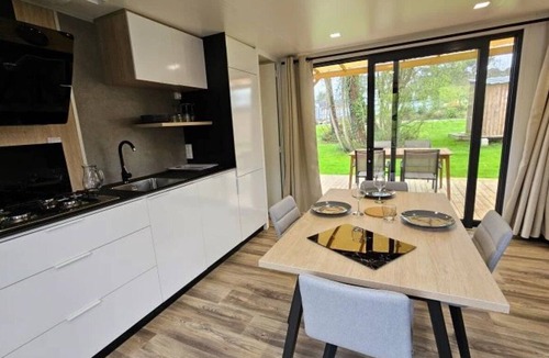 Caro House | ZEcamping 4 étoiles piscine couverte locatif TV LV BBQ 40m2