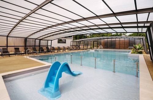 Caro House | ZEcamping 4 étoiles piscine couverte locatif TV LV BBQ 40m2