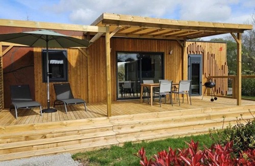 Caro House | ZEcamping 4 étoiles piscine couverte locatif TV LV BBQ 40m2