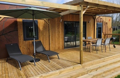 Caro House | ZEcamping 4 étoiles piscine couverte locatif TV LV BBQ 40m2