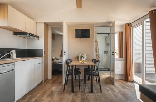 Challans House | ZEcamping 4* animé espace aquatique locatif TV BBQ 32m2 6 pers