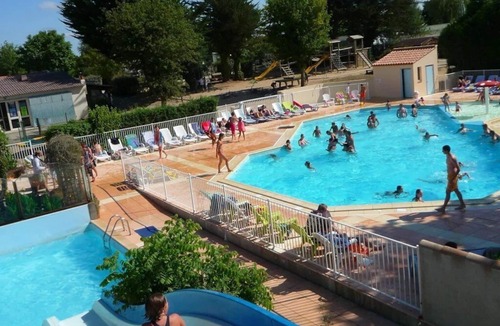 Challans House | ZEcamping 4* animé espace aquatique locatif TV BBQ 32m2 6 pers