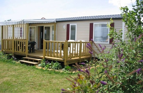 Challans House | ZEcamping 4* animé parc aquatique locatif TV BBQ 32m2 6 pers