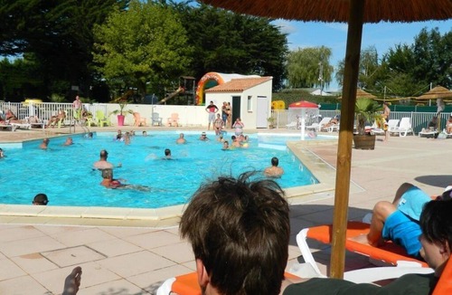 Challans House | ZEcamping 4* animé parc aquatique locatif TV BBQ 32m2 6 pers