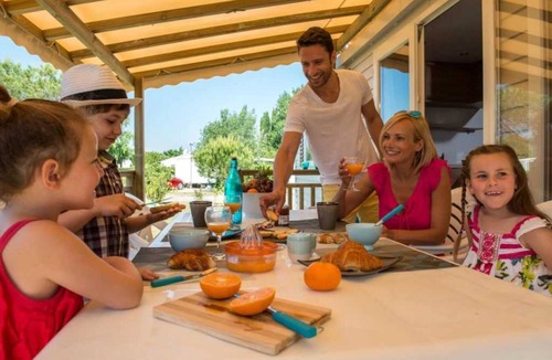 Lattes House | ZEcamping 4* animé toboggans pet friendly locatif clim 36m2 6 pers