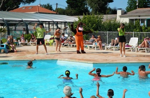 Challans House | ZEcamping 4* familial espace aquatique dog friendly locatif TV BBQ