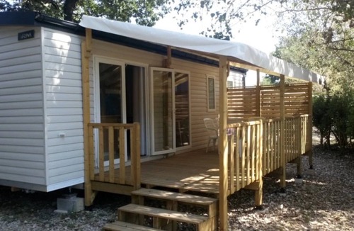 Rochegude House | ZEcamping 4* familial piscine chauffée animaux acceptés chalet TV clim