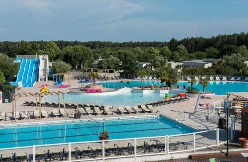 Gastes House | ZEcamping 4* familial piscine couverte chiens acceptés locatif clim