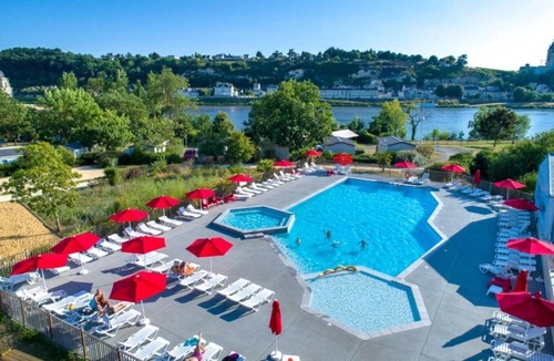 Saumur Cabin | ZEcamping 4* familial piscine couverte locatif TV BBQ 35m2