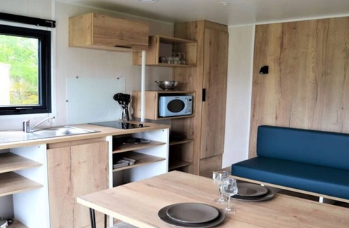 Caro Cabin | ZEcamping 4* familial piscine couverte jacuzzi sauna locatif TV 24m2