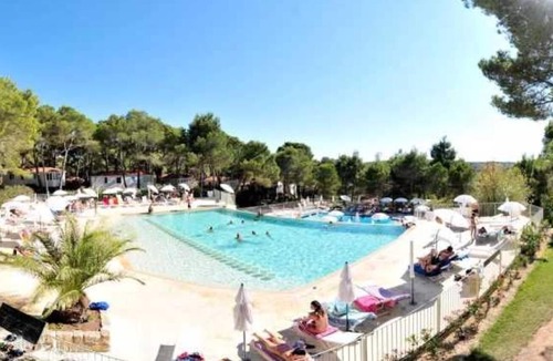 Castelnau-de-Guers House | ZEcamping 4 étoiles piscine dog friendly mobil-home TV 30m2 4 pers