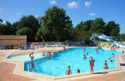 Challans House | ZEcamping 4* parc aquatique animations locatif TV BBQ 30m2 4 pers