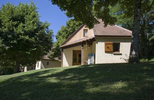 Saint Sozy House | ZEcamping 4* pataugeoire chiens acceptés fitness locatif TV LV BBQ