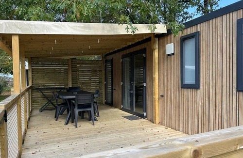 Apremont House | ZEcamping 4* piscine couverte jacuzzi sauna mobil-home TV BBQ 33m2