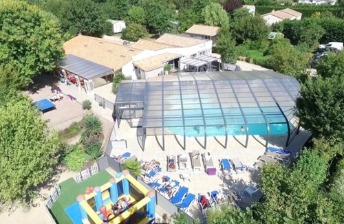 Apremont House | ZEcamping 4* piscine couverte sauna jacuzzi locatif TV BBQ 24m2 4 pers