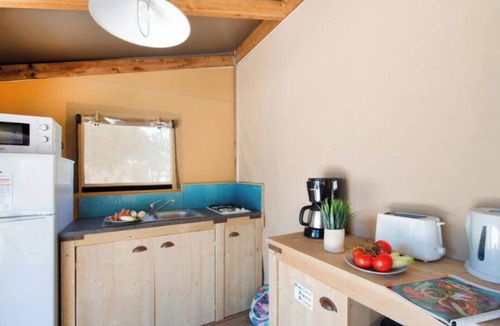 Saumur Cabin | ZEcamping 4* piscine couverte club enfant hammam locatif TV BBQ 35m2