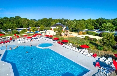 Saumur Cabin | ZEcamping 4* piscine couverte club enfant hammam locatif TV BBQ 35m2