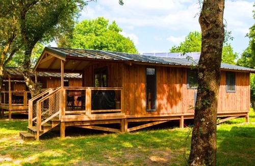 Saumur Cabin | ZEcamping 4* piscine couverte cabane TV LV BBQ 45m2