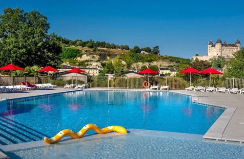 Saumur Cabin | ZEcamping 4* piscine couverte cabane TV LV BBQ 45m2