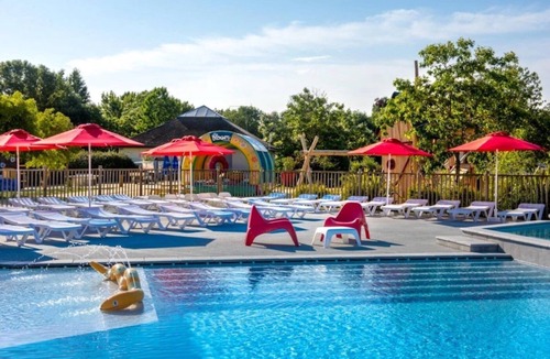 Saumur Cabin | ZEcamping 4* piscine couverte cabane TV LV BBQ 45m2