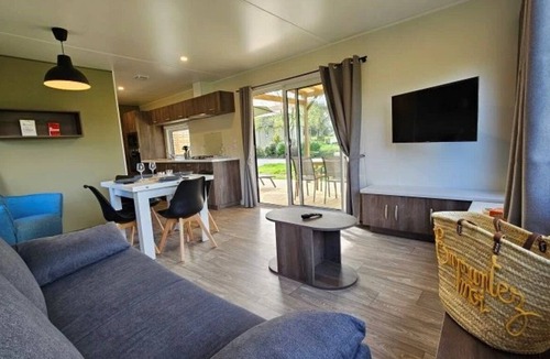 Caro House | ZEcamping 4* piscine couverte locatif TV LV BBQ 40m2