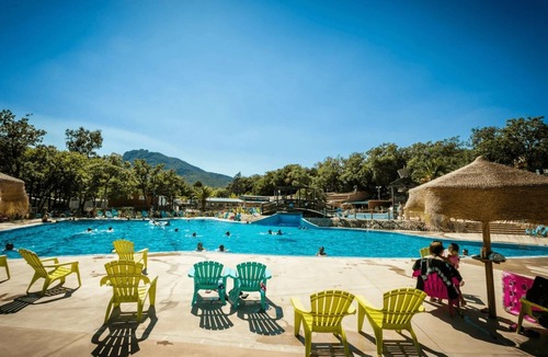 Argeles-sur-Mer Ski Chalet | ZEcamping 5* espace aquatique locatif TV LV BBQ 28m2
