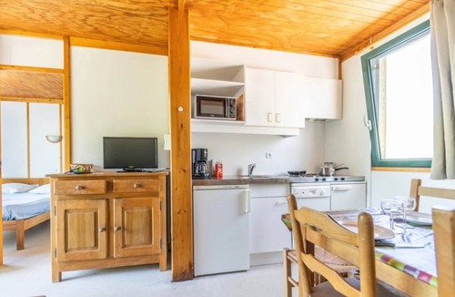 Saint-Germain-du-Teil Ski Chalet | ZEcamping piscine chauffée chalet TV LV BBQ 31m2 4 pers