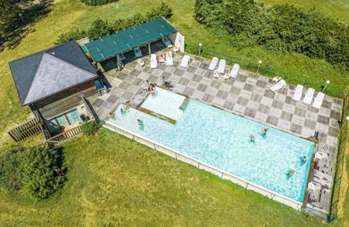 Saint-Germain-du-Teil Ski Chalet | ZEcamping piscine chauffée chalet TV LV BBQ 31m2 4 pers