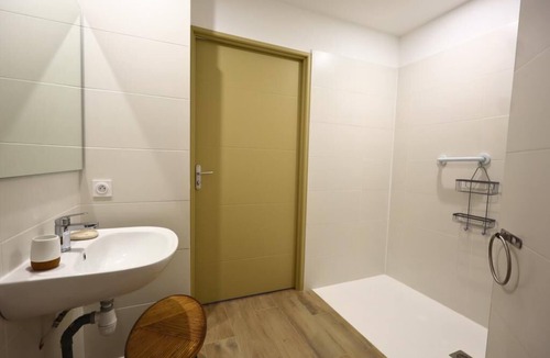 Camaret-sur-Aigues Apartment | Zen & Accessible Cocoon