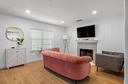 Apache Shores House | Zen Austin Home with a Cozy Tree House