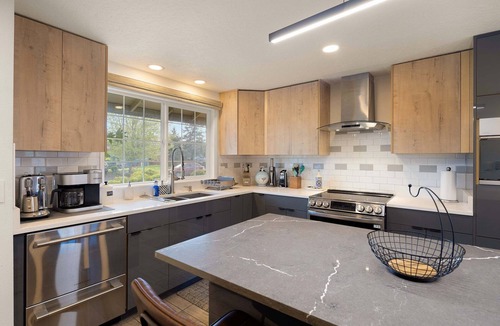 Harlow House | Zen Den - 10 Minutes To Autzen & Downtown 2 Bedroom Home