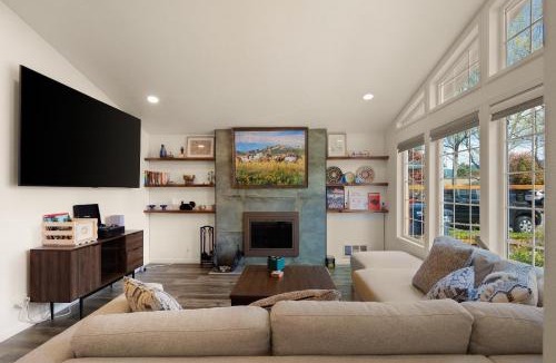 Harlow House | Zen Den - 10 Minutes to Autzen & Downtown home