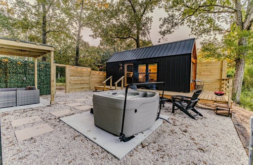 Coldspring House | Zen Den Cabin (Houston)