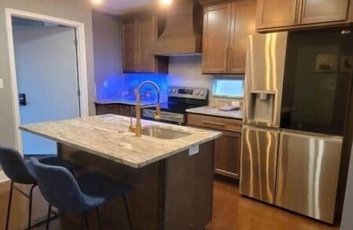 Royal Oak Apartment | *Zen* Entire King suite w rooftop spa, @MicroLux