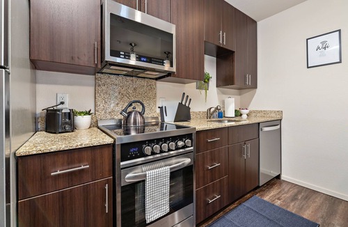 Prairie Village Apartment | Zen House 1 Bed 1Bath Free Wi-Fi Free Parking Spot Comfortable Stay w/Workspace