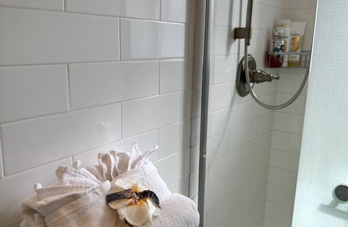 East Meadow Apartment | Zen Oasis - Pvt. Entry Studio Bed+Bath by NUMC