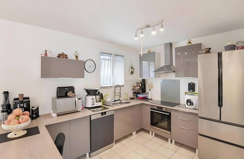 Saint-Medard-de-Guizieres House | Zen Room in a Local Home – Shared Bathroom