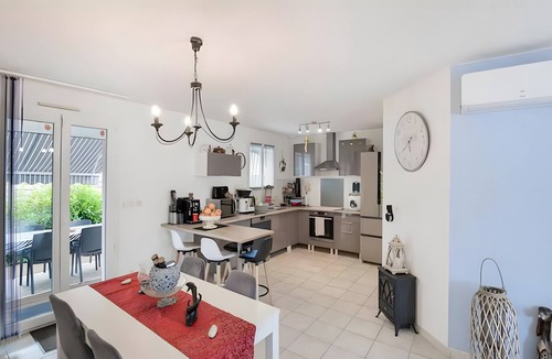 Saint-Medard-de-Guizieres House | Zen Room in a Local Home – Shared Bathroom