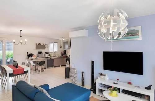 Saint-Medard-de-Guizieres House | Zen Room in a Local Home – Shared Bathroom
