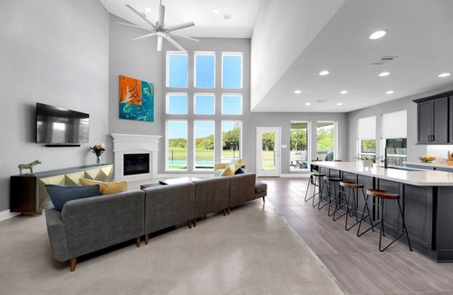 Shadow Glen House | Zen Sunsets Heated Pool, Spa, Theater, Gym: 20 Mins to Downtown Austin Sleeps 8
