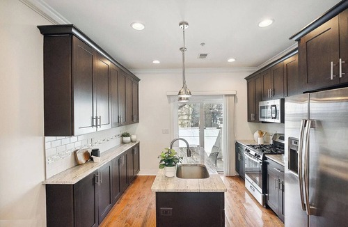 Point Breeze House | Zen Vibes Townhouse with Rooftop Deck Skyline View