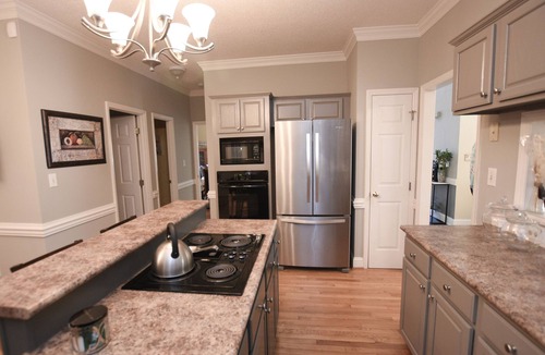 Jamestown House | ZenCaza: Perfect Blend of Retreat and Getaway-Prime 5-Bed with Lux King Ensuite
