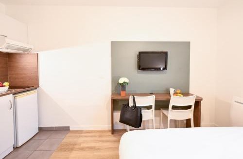 Saint-Cyr-l'Ecole Apartment | Zenitude Hôtel-Résidences Versailles St Cyr l'École