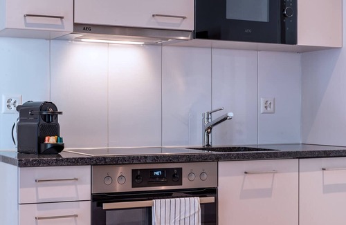 Center Apartment | ZH Anna I - HITrental Central Station Apartments