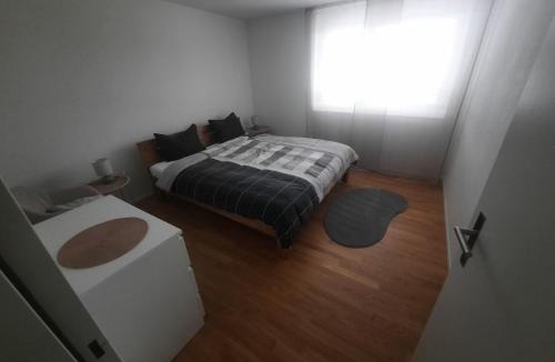 Goldingen Apartment | Zimmer 1, Haus der Begegnung