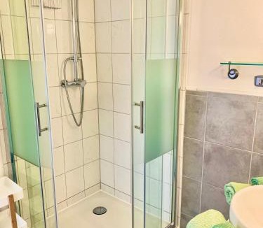 Bellikon House | Zimmer mit Bad und Balkon